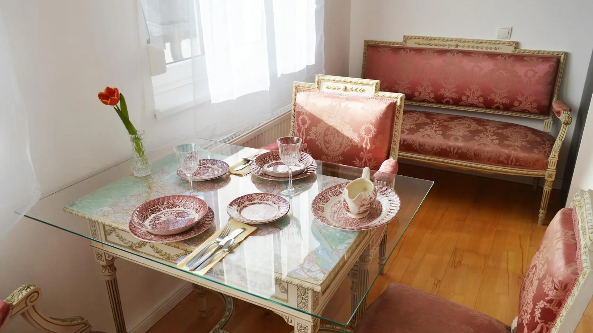 Επικοινωνία με το Living Like Sisi